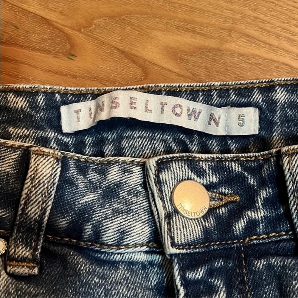 Tinseltown gently used